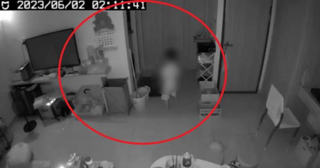 儿子半夜紧盯厕所。（图／翻摄自脸书／灵异公社）