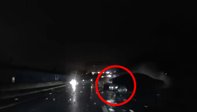 前方發生3車連撞，佔據中線道、內車道，該車主因視線不佳，在距離事發轎車僅10公尺才緊急切道，先是切近內車道又再切往中線。（翻攝自臉書「爆料公社」）