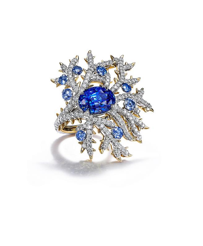 TIFFANY全新Blue Book系列珠宝，以珊瑚为灵感打造嵌蓝宝石钻石戒指。（Tiffany & Co.提供）