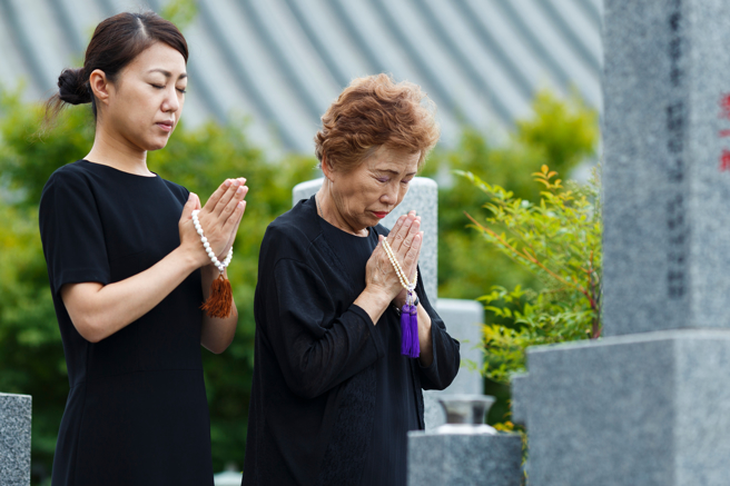 一名女网友发现奶奶出殡时，她送给奶奶的金戒指不见了，后来得知是大嫂趁机偷拔走，她近日得知，大嫂每天都梦到奶奶在床边恶狠狠地瞪自己。（示意图/shutterstock）