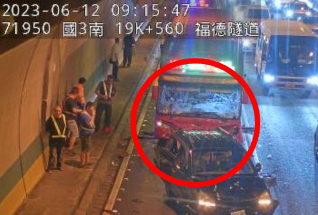 国道3号南下19.5公里处福德隧道内今（12）早发生一辆客运与4辆轿车追撞事故，画面中可见客运的挡风玻璃被撞到碎裂，黑色轿车车尾几乎全毁。（翻摄自1968国道系统）