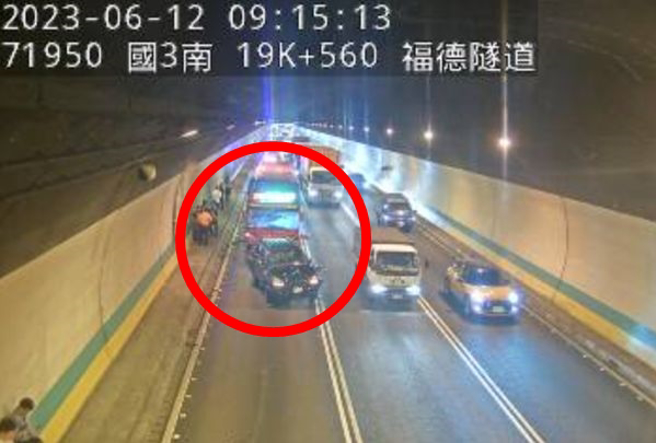 国道3号南下19.5公里处福德隧道内今（12）早发生一辆客运与4辆轿车追撞事故，画面中可见客运的挡风玻璃被撞到碎裂，黑色轿车车尾几乎全毁。（翻摄自1968国道系统）