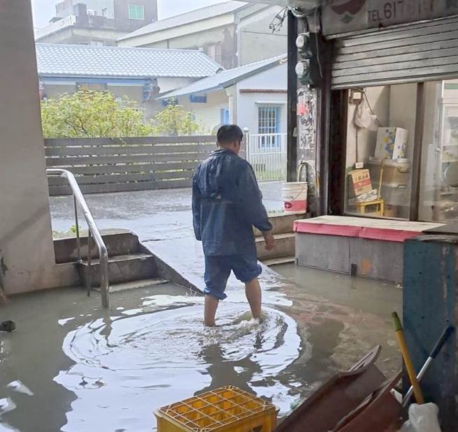 高雄地区12日凌晨迎来难得的大雨，此造成高雄市梓官区赤慈宫下方的菜市场一度积水到脚踝。（民眾提供／林瑞益高雄传真）