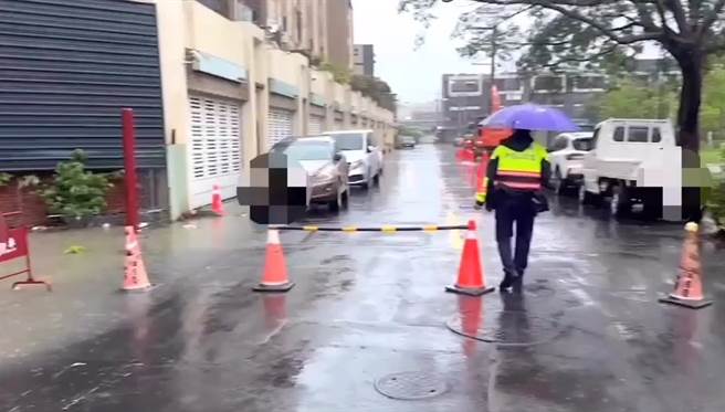 高雄地区12日凌晨迎来难得的大雨，仁武区八德西路532巷一度积水到脚踝，警方到场拉起封锁线。（翻摄照片／林瑞益高雄传真）