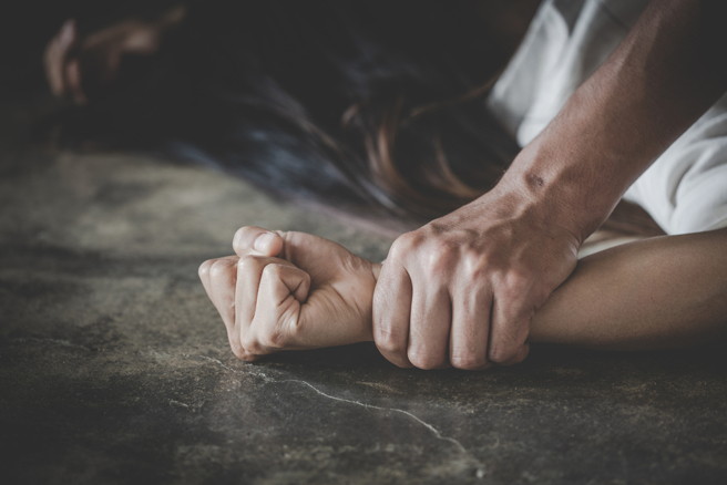 我们与恶的距离比想像中还近，职场、校园性骚扰案例层出不穷，这些惯用手法你也遇过吗？（示意图／shutterstock）