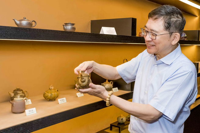 王端鎧指出嶢陽茶行展示的頂級茶壺，部份也被收錄在「台灣新百壺」系列中，讓門店空間成為茶文化與藝術結合的頂級展現。（圖/嶢陽茶行提供）