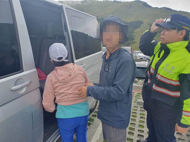 來自台南的8旬老婦日前獨自徘徊在海拔逾3000公尺合歡山區，顯得相當無助，經警方與附近遊覽車司機、商家合作拼湊訊息，幫助她與兒女順利團圓。（新城警分局提供／羅亦晽花蓮傳真）