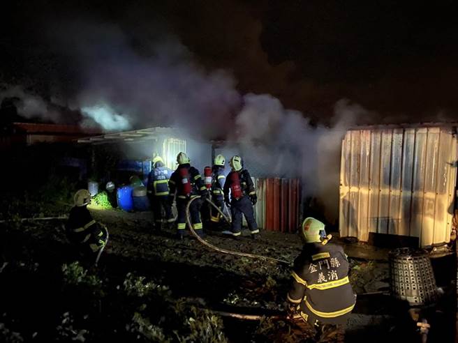 金门尚义海堤附近一处铁皮屋鸡寮昨日晚间突冒大火，警消获报后立即出动7车、22人前往抢救。（图／金门县消防局提供）