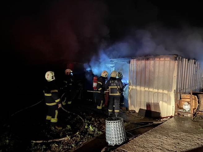 在警消布署强力水线攻击下，火势约5分钟顺利扑灭，所幸未造成人员伤亡。（图／金门县消防局提供）