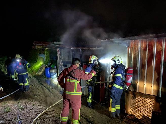 警消为求慎重以热显像仪巡绕火场，佐以水线持续降温，终将火势完全熄灭才离开现场。（图／金门县消防局提供）