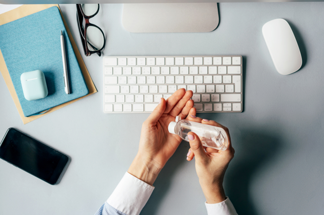 醫師黃軒表示，表面看起來乾淨的辦公室，可能比想像中還要髒。（圖／示意圖，達志影像）