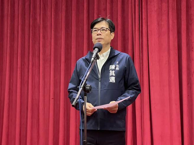 近日網路社群DCARD有文章指稱自己擔任時任立委陳其邁國會助理時遭人抓胸性騷，隨後卻被陳其邁被迫辭職，對此，陳其邁表示，對於助理遭受傷害，他深感抱歉，也相當自責，但當事人在網路敘述的文字與事實有所出入。（洪浩軒攝）