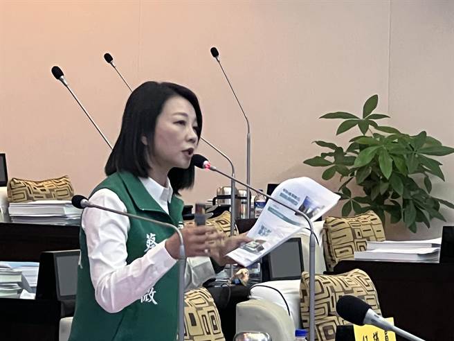 台南市去年国家赔偿确定件数跃居6都第二，市议员蔡筱薇今天在议会总质询时，批评市府行政螺丝没有拴紧，浪费司法资源及社会成本。（洪荣志摄）
