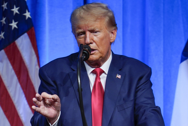 前美國總統川普遭到聯邦刑事起訴，指控卸任後非法攜出機密文件。（圖／美聯社）