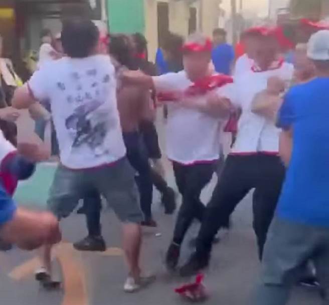 云林县虎尾镇庙会用餐引纠纷互殴，全场不停大喊「贺仔」劝架。（翻摄自靠北宗教脸书／张朝欣云林传真）