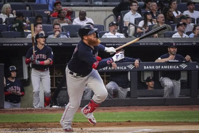 紅襪隊騰納對戰洋基轟出全壘打。（美聯社）