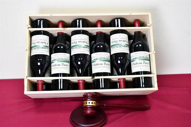 士林分署拍卖im.B主嫌收藏的红酒。（翻摄画面）