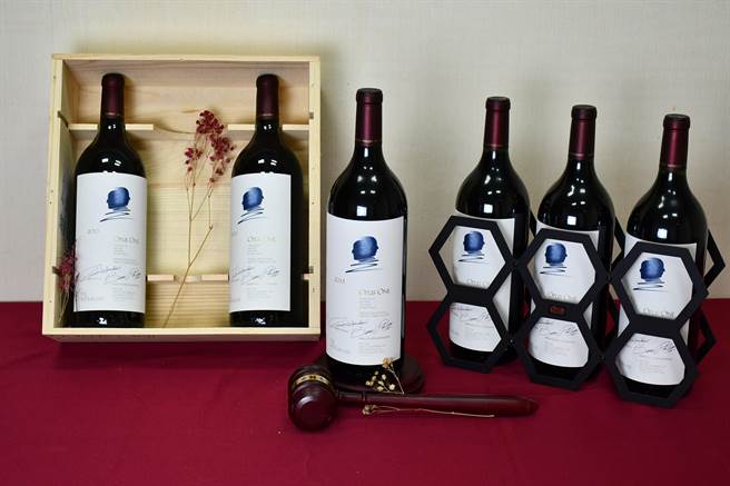 士林分署拍卖im.B主嫌收藏的红酒。（翻摄画面）