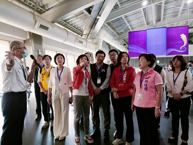 立法院交通委員會12日到台中國際機場進行交通建設考察。（陳淑娥攝）