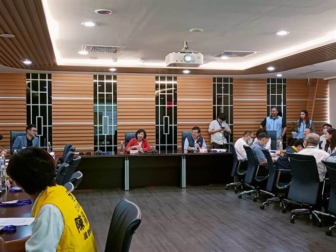 立法院交通委員會12日到台中國際機場進行交通建設考察。（陳淑娥攝）