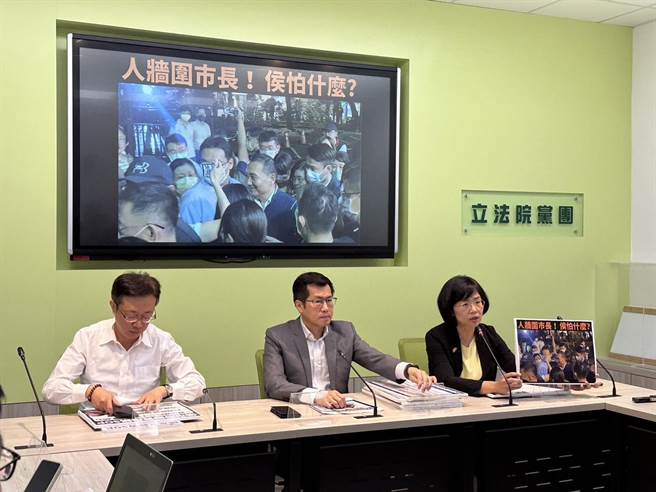 新北板桥私幼喂药案持续延烧，民进党立法院党团12日举行记者会，出席者有新北立委张宏陆（左）、新北立委罗致政（中）、新北立委苏巧慧（右）。（黄婉婷摄）