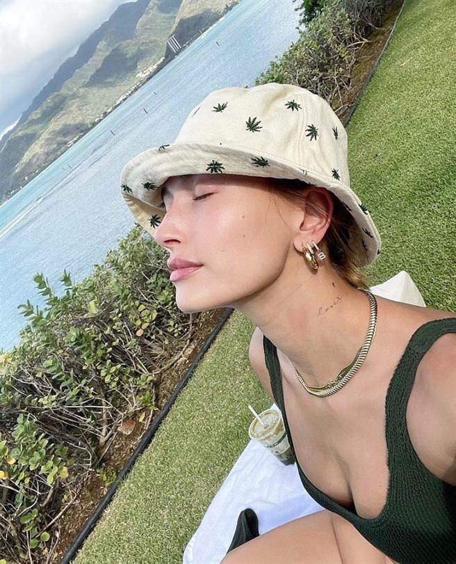 好莱坞超模 Hailey Bieber 演绎 bond-eye 连身泳装。（摘自haileybieber IG）