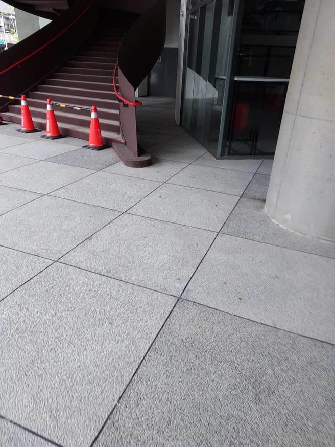 新竹市立棒球场近日遭网友发现有街友悄悄进驻，市府据报后，昨晚连夜勘查，当下并未见到街友，现场也已清除杂物回復乾净。（新竹市政府提供／陈育贤新竹传真）