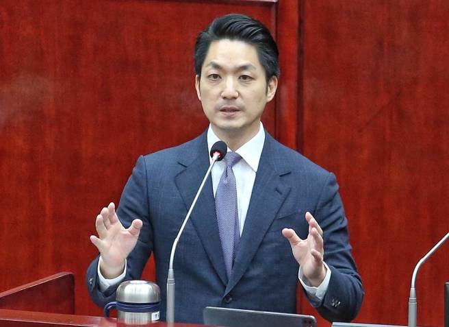 悠遊卡公司於前台北市長柯文哲卸任前夕，興櫃掛牌，台北市長蔣萬安坦承，「很難沒有疑慮」，並指示由秘書長李泰興清查。（王英豪攝）