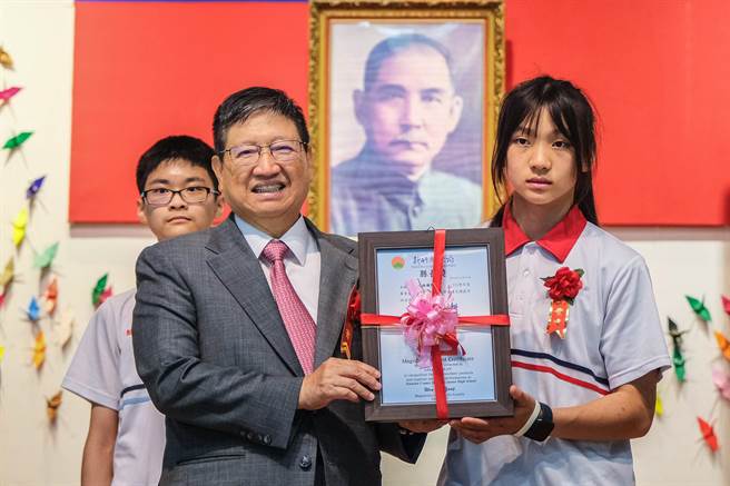 「最強國中生」林沛萱（右）畢業，縣長楊文科（左）頒發縣長獎。（羅浚濱攝）