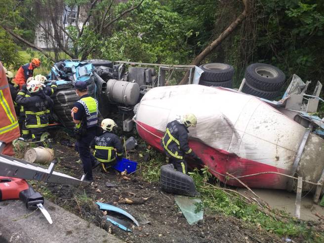 国三北上中和交流道匝道出口今（12）下午1时许，发生水泥预拌车翻覆边坡，车头严重变形，车上1名20多岁女子原本受困其中，在1点55分被救出时已无生命迹象。（警方提供）