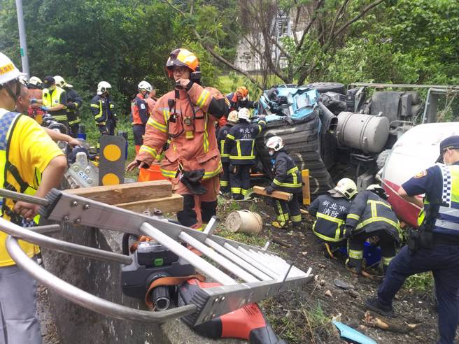国三北上中和交流道匝道出口今（12）下午1时许，发生水泥预拌车翻覆边坡，车头严重变形，车上1名20多岁女子原本受困其中，在1点55分被救出时已无生命迹象。（警方提供）