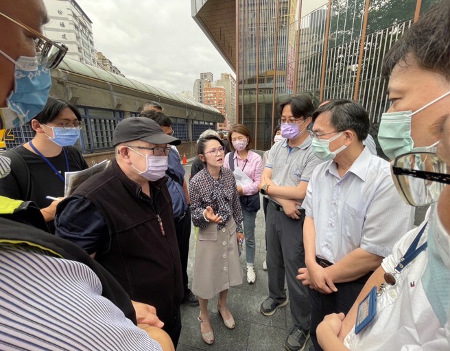 南门市场改建与王铨国自治会长合照。(图/郭昭巖提供)