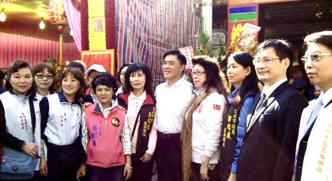 艋舺青山宫遶境郝龙斌合照。(图/郭昭巖提供)