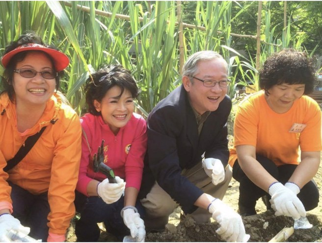 万华糖厂甘蔗祭与前立委林郁方合照。(图/郭昭巖提供)