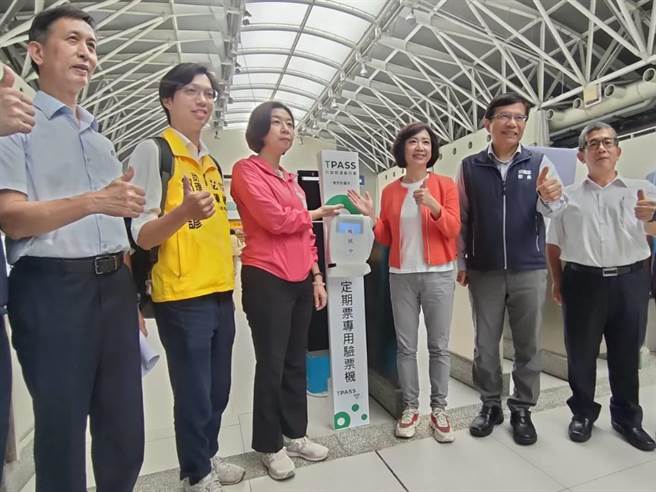 台中通勤月票将在7月1日上路，交通部长王国材（右2）与立法院交通委员会12日至台铁新乌日站视察相关软硬体设备及动线规画，目前整备进度皆在掌握中。（潘虹恩摄）