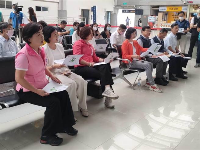 交通部长王国材（1排右3）、台中市副市长王育敏（1排左2）与立委何欣纯、林静仪、杨琼璎等人12日视察台铁新乌日站，听取台铁局简报。（潘虹恩摄）