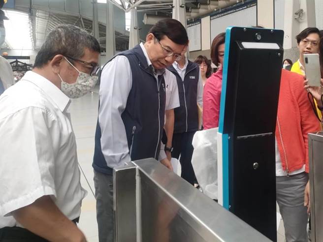 台中通勤月票将在7月1日上路，交通部长王国材等人12日来到台铁新乌日站视察相关软硬体设备及动线规画。（潘虹恩摄）