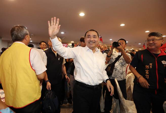 国民党总统参选人、新北市长侯友宜（中）12日出席中华民国退休警察人员协会总会成立35周年暨支持侯友宜团结自强大会，步入会场时，侯友宜一一与出席的退警们握手致意。（刘宗龙摄）