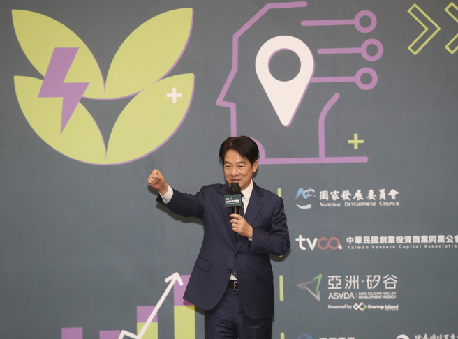 副總統賴清德（中）12日出席「2023台灣投資博覽會」，並上台致詞。（劉宗龍攝）