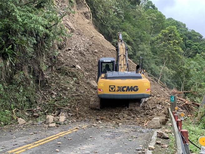 宜兰县太平山国家森林游乐区唯一联外道路宜专一线1.5K处持续落石，6月13日持续休园。（罗东林管处提供／吴佩蓉宜兰传真）