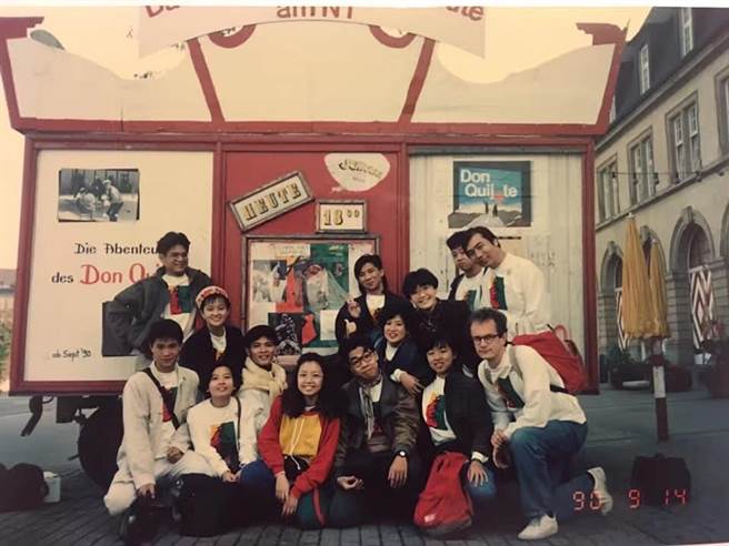 紙風車前身魔奇劇團在1990年代受邀到德國、奧地利等地演出。後排左一為李永豐，前排左一為利政南、左三為蔡毓芬。（紙風車劇團提供）