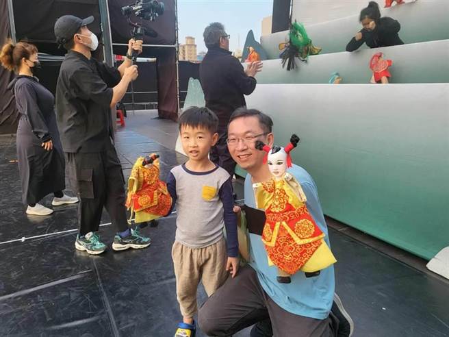 今年1月，紙風車重返兩廳院藝文廣場，搬演《哪吒鬧龍宮》，有小粉絲早早就來卡位，在彩排現場上陣試演布袋戲，臉上的笑容，說明了他對表演藝術喜愛。李永豐也暫時放下彩排工作，親自帶著這位小粉絲體驗布袋戲的樂趣。（李欣恬攝）