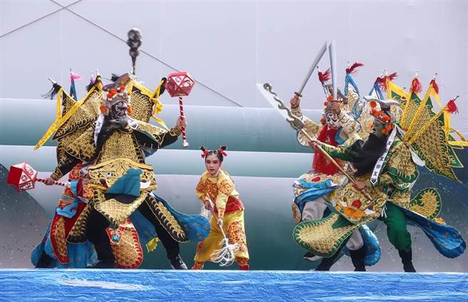 紙風車劇團《哪吒鬧龍宮》自1992年首演之後，歷經2000年、2020年、2022年又陸續翻新版本，隨著時代進步，除了演員的一身武功，還運用燈光和3D動畫，打造深海裡的龍宮世界。（鄧博仁攝，本報資料照片）