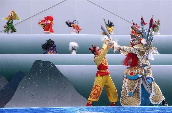 紙風車劇團《哪吒鬧龍宮》的有趣之處之一，為演員和布袋戲之間，互為替身，視覺效果驚奇。（鄧博仁攝，本報資料照片）