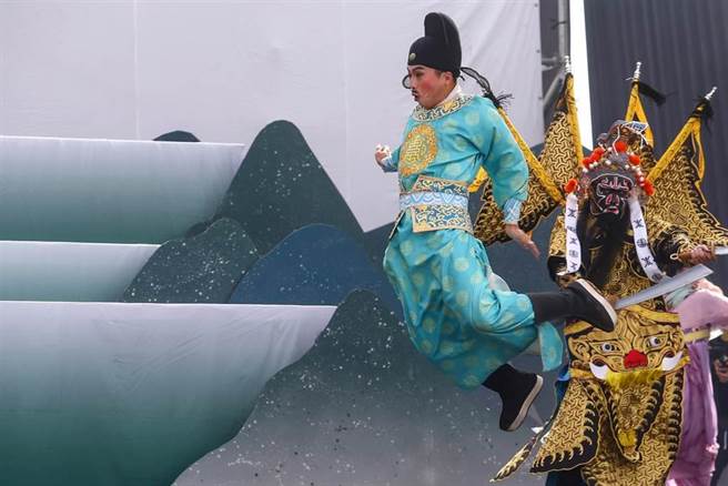 紙風車劇團《哪吒鬧龍宮》除了可看到布袋戲，還有演員們的武功與京劇功底。（鄧博仁攝，本報資料照片）