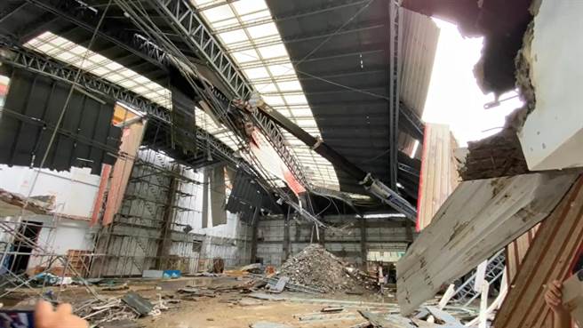 基隆市市民活動中心日前屋頂坍塌，市府要求廠商須在月底前提出改善計畫，經市府審核過後才能動工。（翻攝照片／張志康基隆傳真）