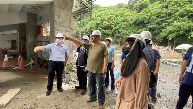 基隆市市民活動中心日前屋頂坍塌，市府要求廠商須在月底前提出改善計畫，經市府審核過後才能動工。（翻攝照片／張志康基隆傳真）