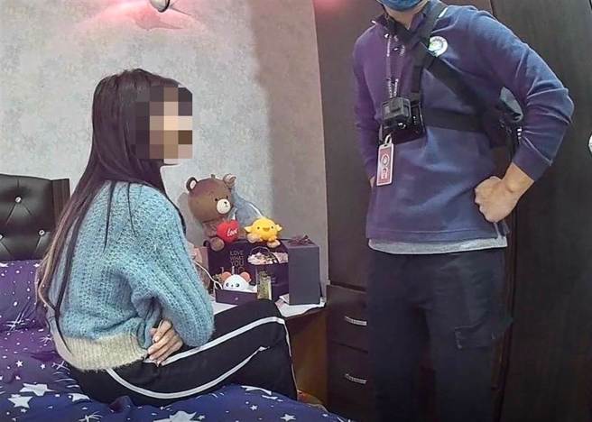 集团前年6月起在网路上称「童顏巨乳小小瑜、买两节送你1S不加价、毒龙跳蛋包夜、屏东市区定点」，警方后来假扮顾客，将马夫男子和应召女逮捕。（资料照，非当事人）