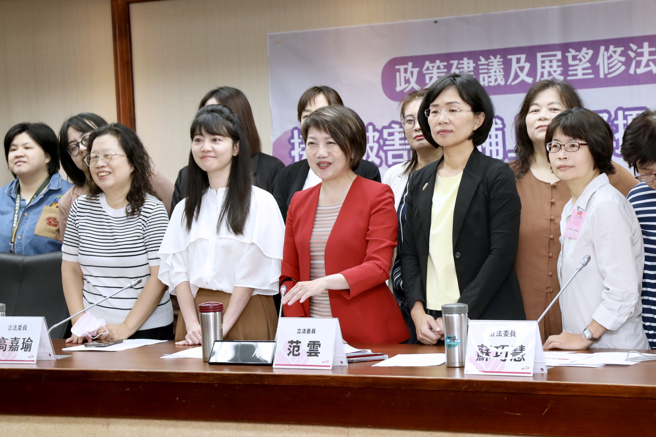 近期 MeToo 运动延烧，民进党立委范云（前排中）、苏巧慧（前排右二）、高嘉瑜（前排左二）12日邀集多个长期服务被害人的妇女团体、专家学者，召开「接住受害人，补上性骚扰申诉机制漏洞」公听会，检视现行性骚扰申诉制度是如何失灵，让被害人只能自己隐忍，无法从制度中获得应有的正义。范云并宣示将提案修法，不再让性骚扰受害人暗自伤痛。（黄世麒摄）