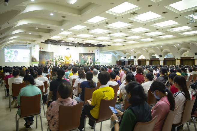 「文學，常在特殊的生命情境中，產生作用。」謝哲青分享聖雅各的旅途中，蘇東坡的生平與詩詞在腦海中伴隨而行，吸引現場近700名聽眾聆聽。（圖／惠中寺提供）